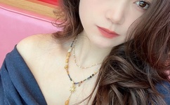 往下边塞水果后吸出来视频